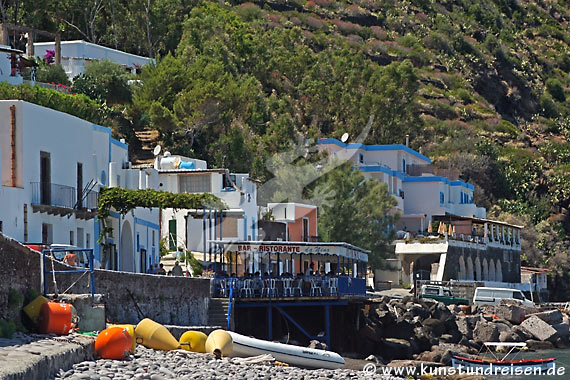 Porto di Filicudi, imprenditore offre lavori gratis