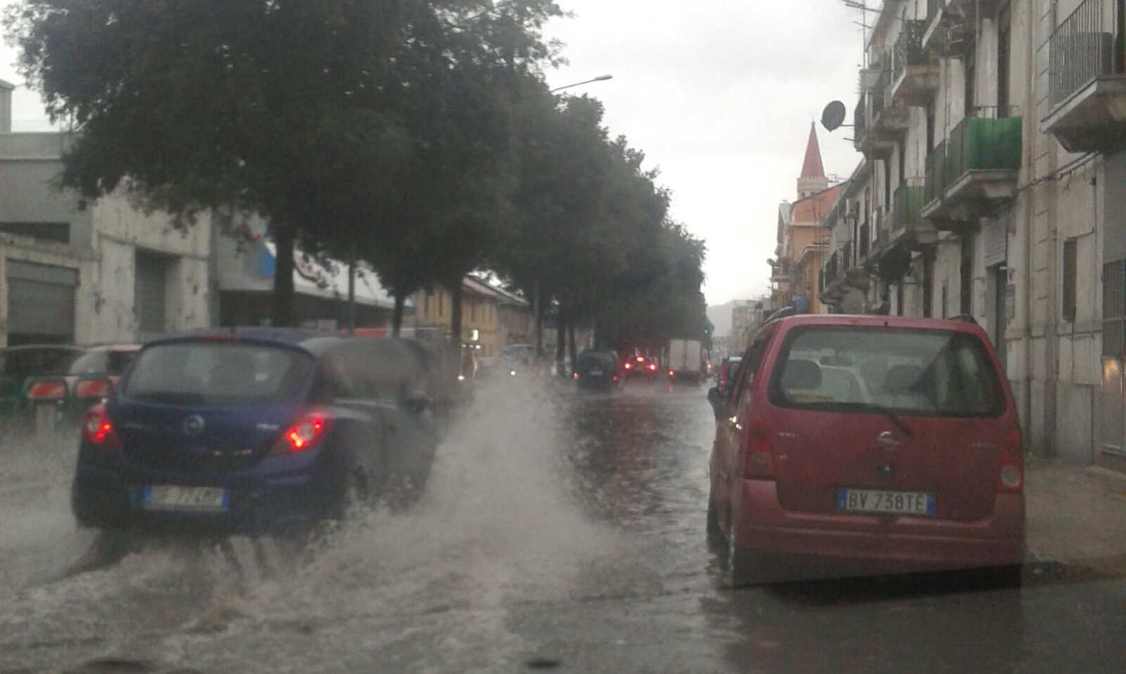Maltempo: disagi ed allagamenti, "acqua alta" in via La Farina