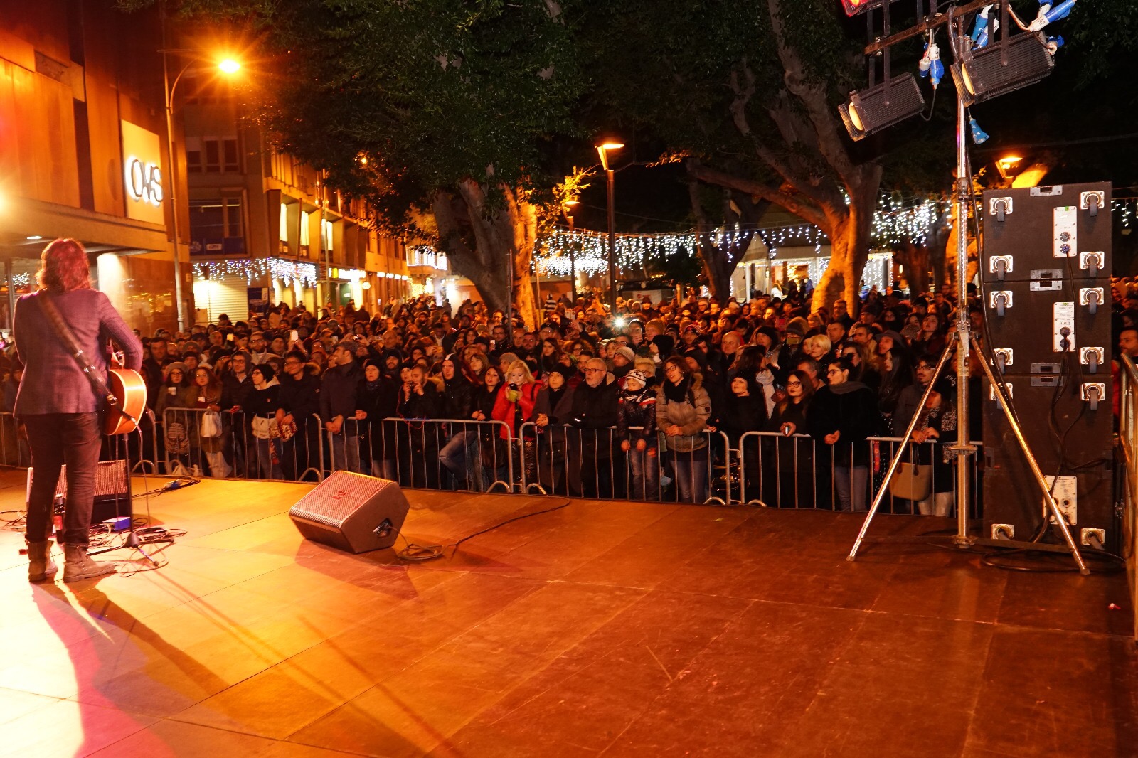 Natale a piazza Cairoli, successo del concerto di Sarcina