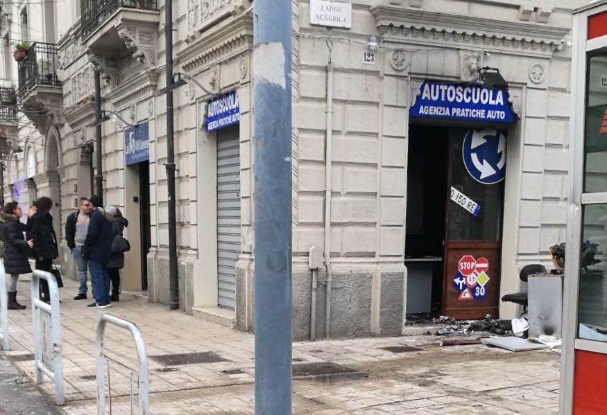 Incendio danneggia autoscuola "La milanese", panico a Largo Seggiola
