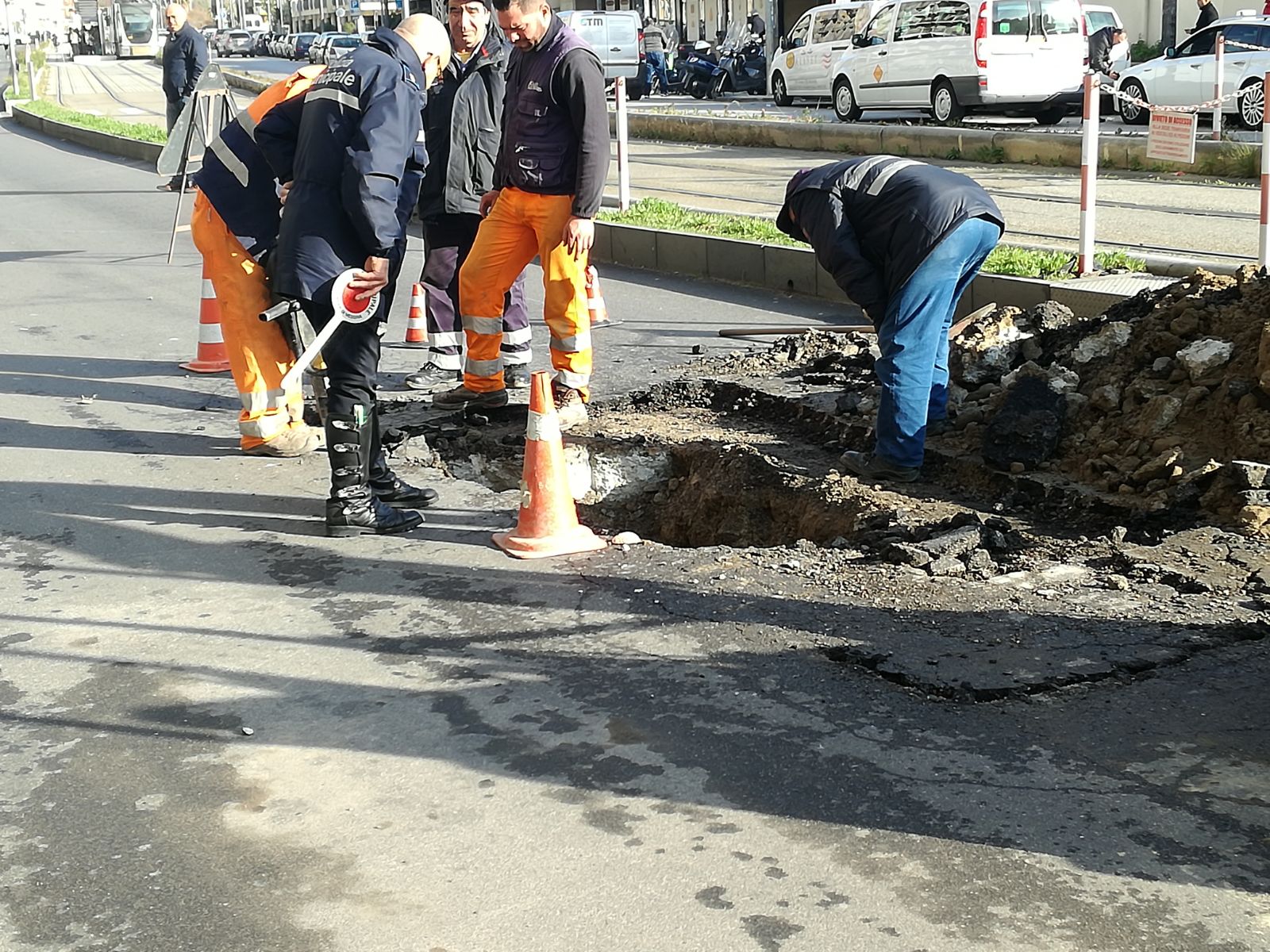 Voragine viale della Libertà, Alessi e Barbera: "Amam monitori la situazione"