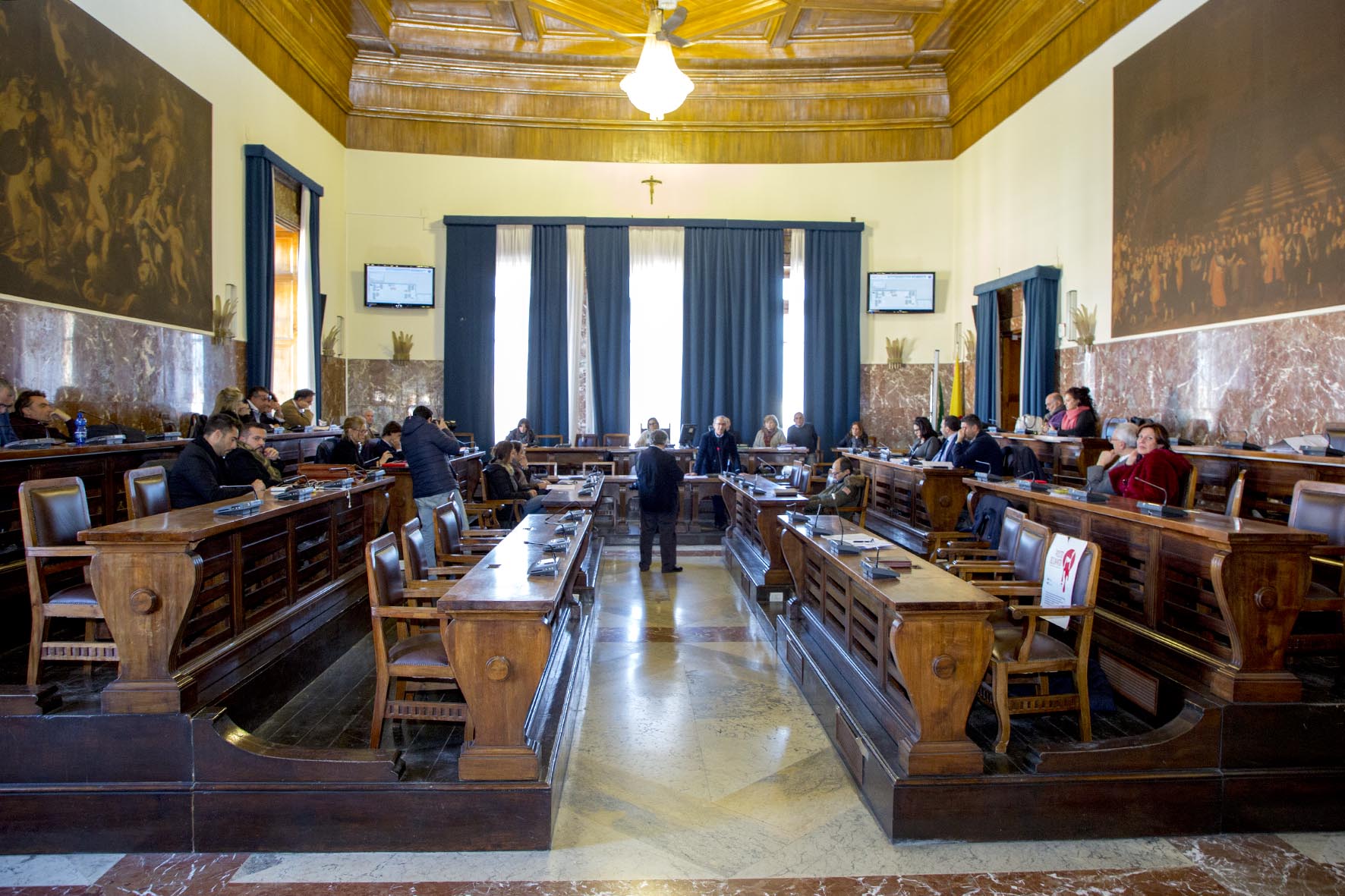 Isola via dei Mille, i no di Pizzino immobilizzano l'aula. Lo scontro continua