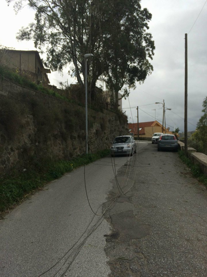 Montepiselli, fili elettrici nella strada di via Noviziato