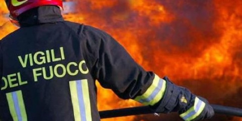 Santa Teresa: incendio notturno distrugge un'auto in sosta