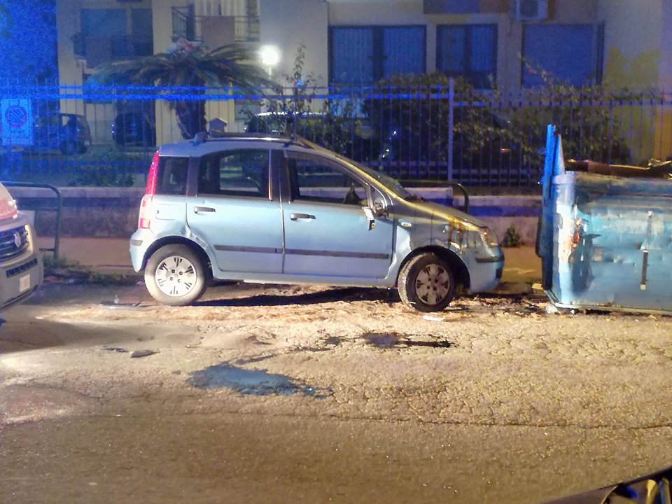 Viale Regina Margherita, perde il controllo dell'auto e si capovolge