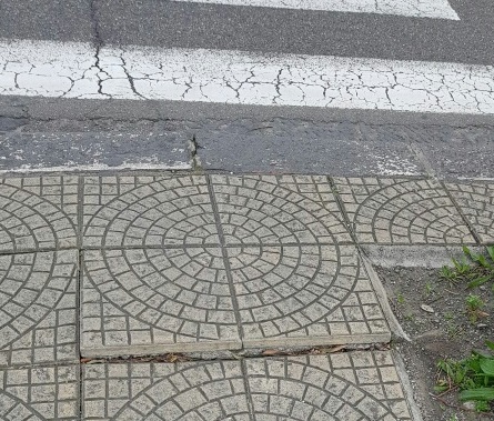 Via Garibaldi: mattonelle "trappola", marciapiede a rischio per i pedoni