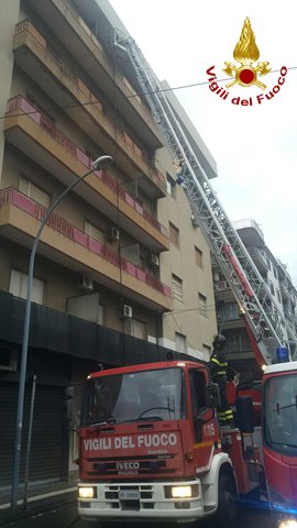 Via La Farina: abitazione in fiamme, una persona intossicata