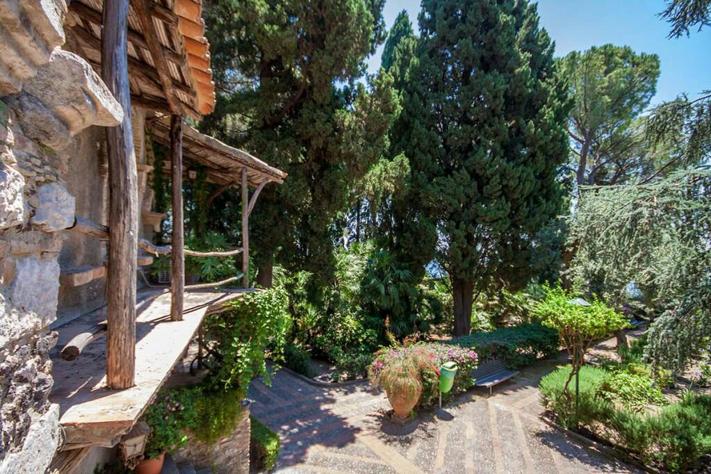 Parco di Taormina "sfregiato" dall'incuria