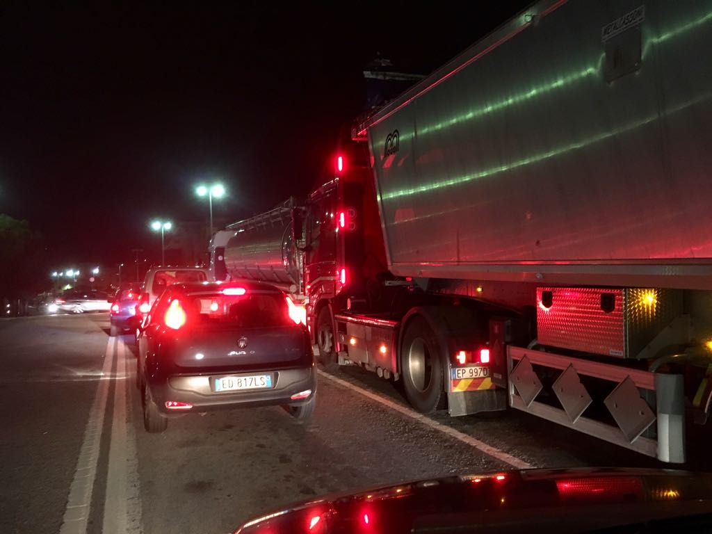 Tir in pieno centro: "pioggia" di infrazioni e verbali