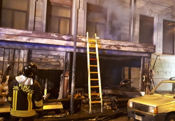 Via Palermo: incendio distrugge chiosco di fiori, annerita facciata di una scuola