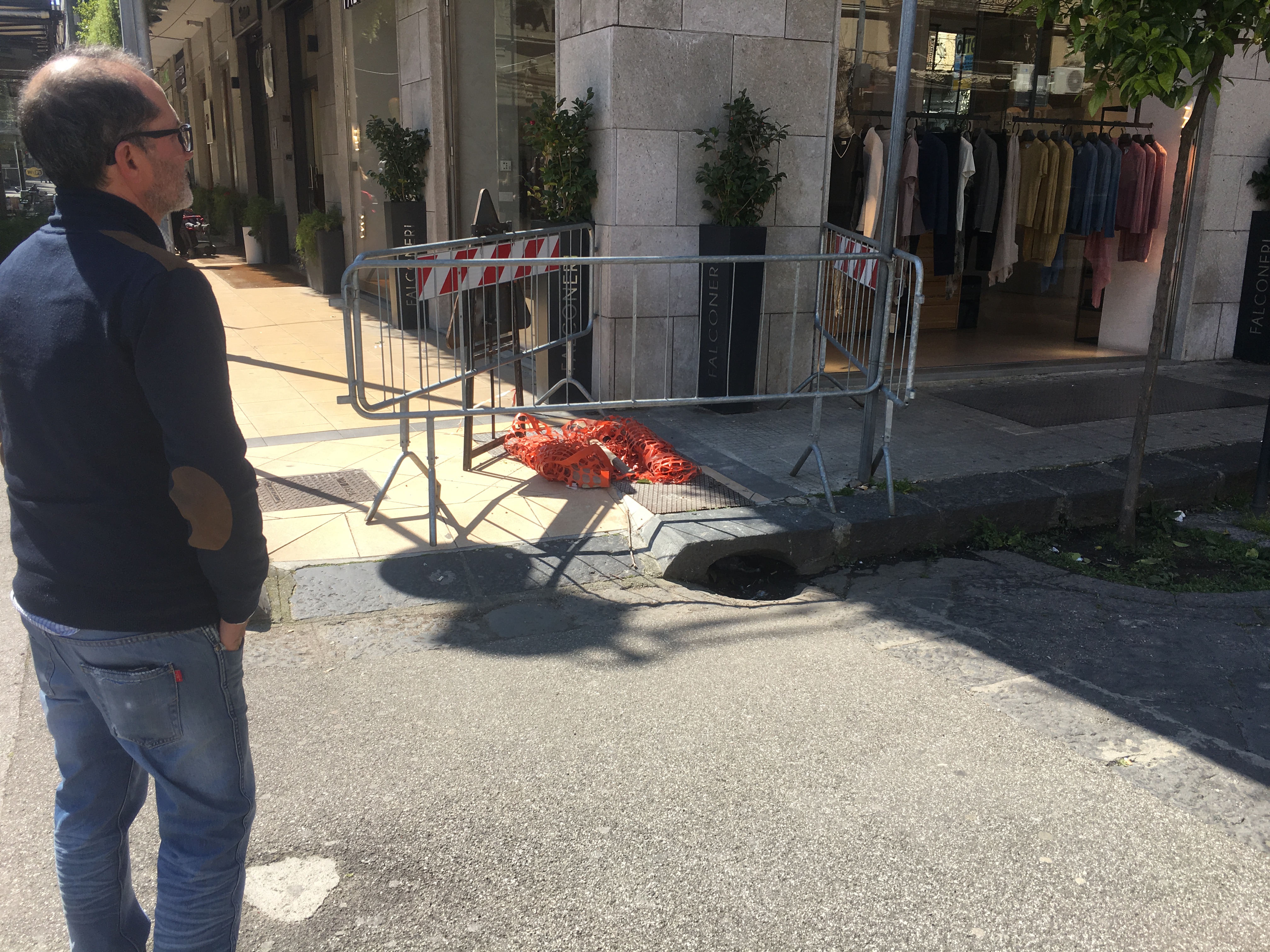 Piazza Cairoli, lavori in corso da 10 giorni