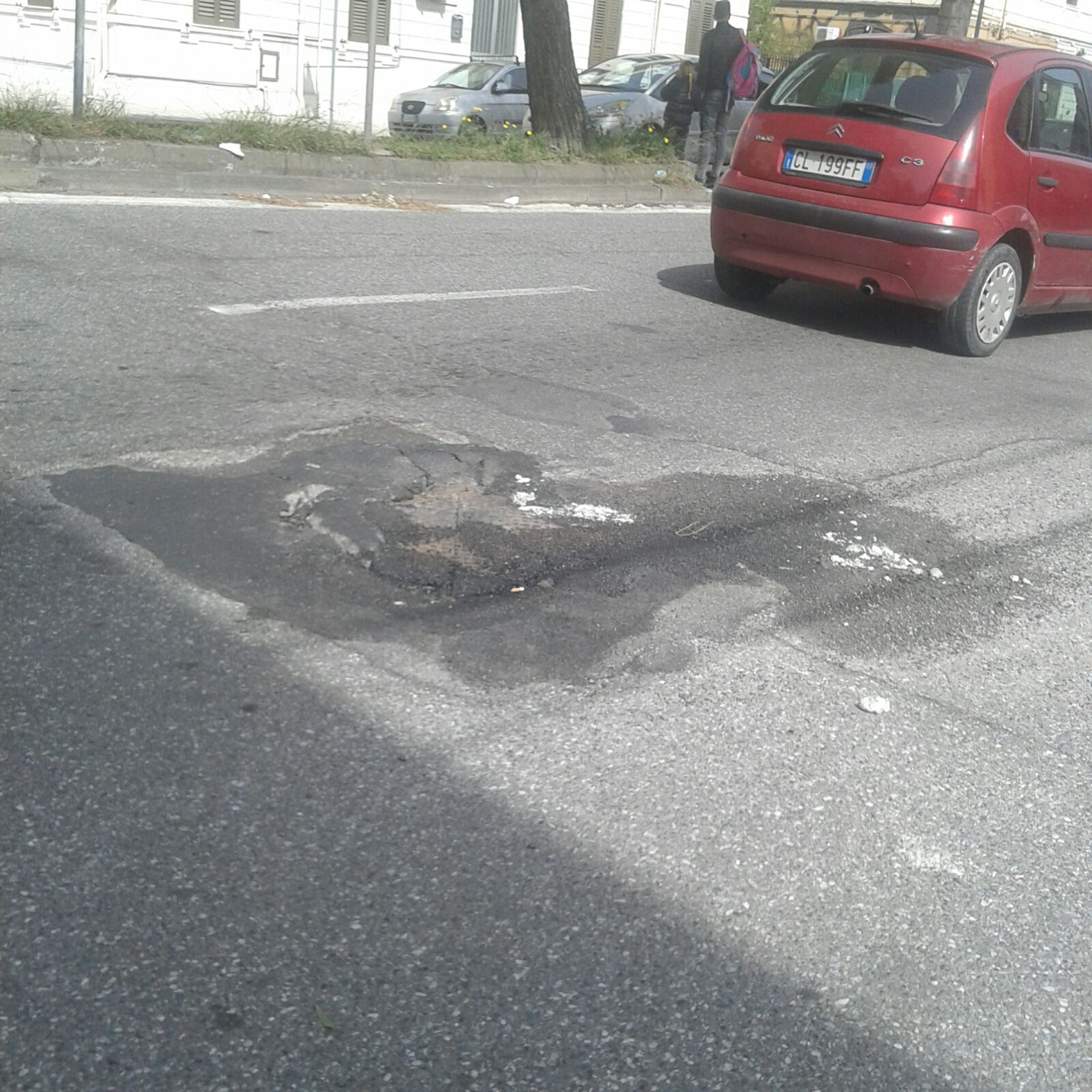 Pericoli dal basso: attenti alla botola "instabile" di via La Farina