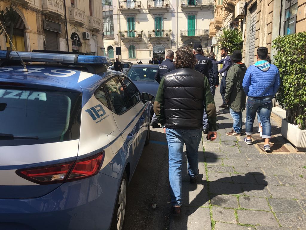 Slitta la laurea, 24enne si getta dal terrazzo