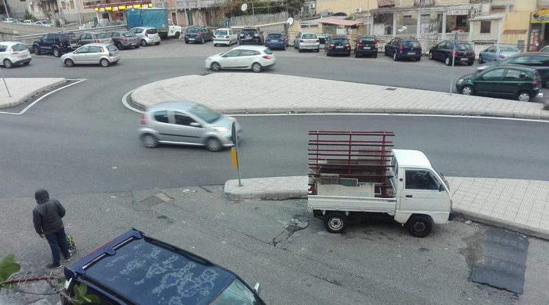 Senza lampioni fronte scuola Bisazza dal 2016, Amato: “Ordinati da poco. In più gara da 35 mln”. Cannistraci e Laimo: “Pericolo”