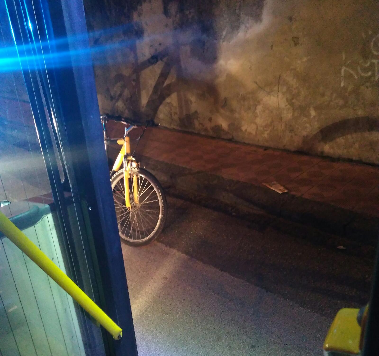 Non gli fanno salire la bici a bordo: giovane blocca due bus