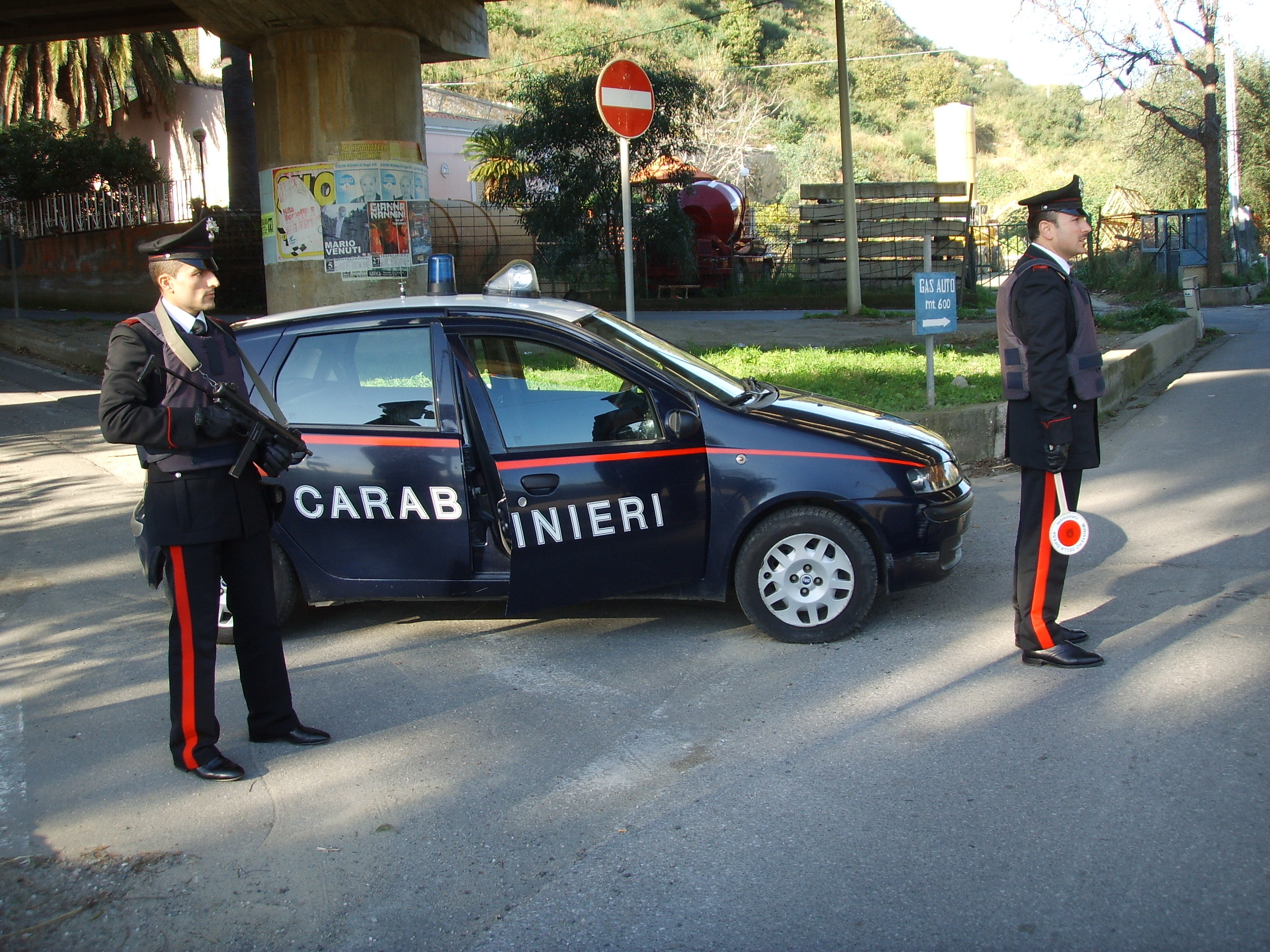 Ai domiciliari per estorsione, evade