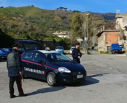 Spacciano droga e poi tentano di speronare i carabinieri, due giovani arrestati