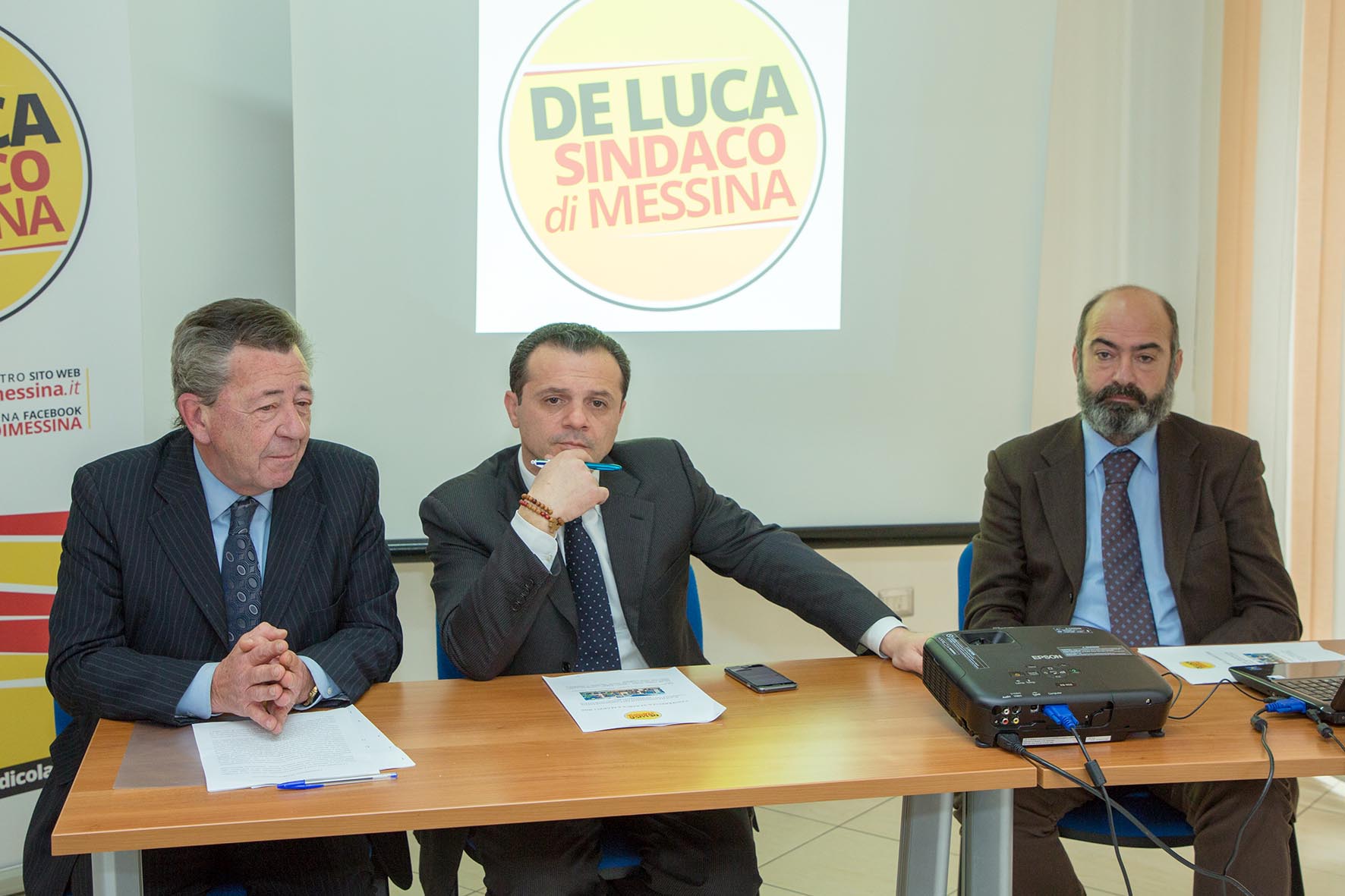 Scuole, De Luca bacchetta l'amministrazione: "Gestione fallimentare"