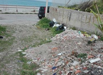 Biancuzzo: "Incivili deturpano un'area nei pressi del lungomare di Rodia"
