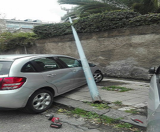 Attenti a quel palo! Lampione ammacca veicolo parcheggiato e “si posa” su muro di villa in via Pola