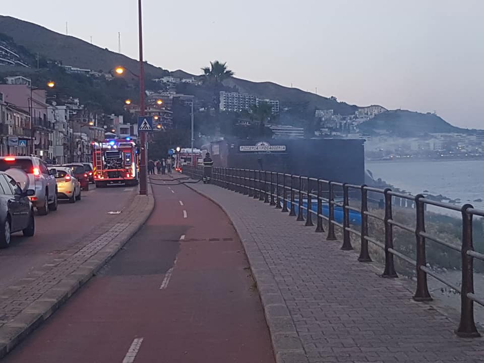 Maxi lavoro per i vigili del Fuoco: incendi al Papardo e alla focacceria "La Baracca"