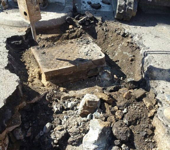 Dai lavori in via Garibaldi emergono i resti di una fognatura