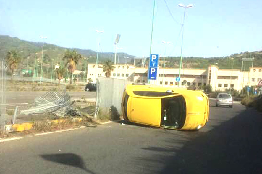 Spettacolare incidente allo svincolo di San Filippo: conducente illeso