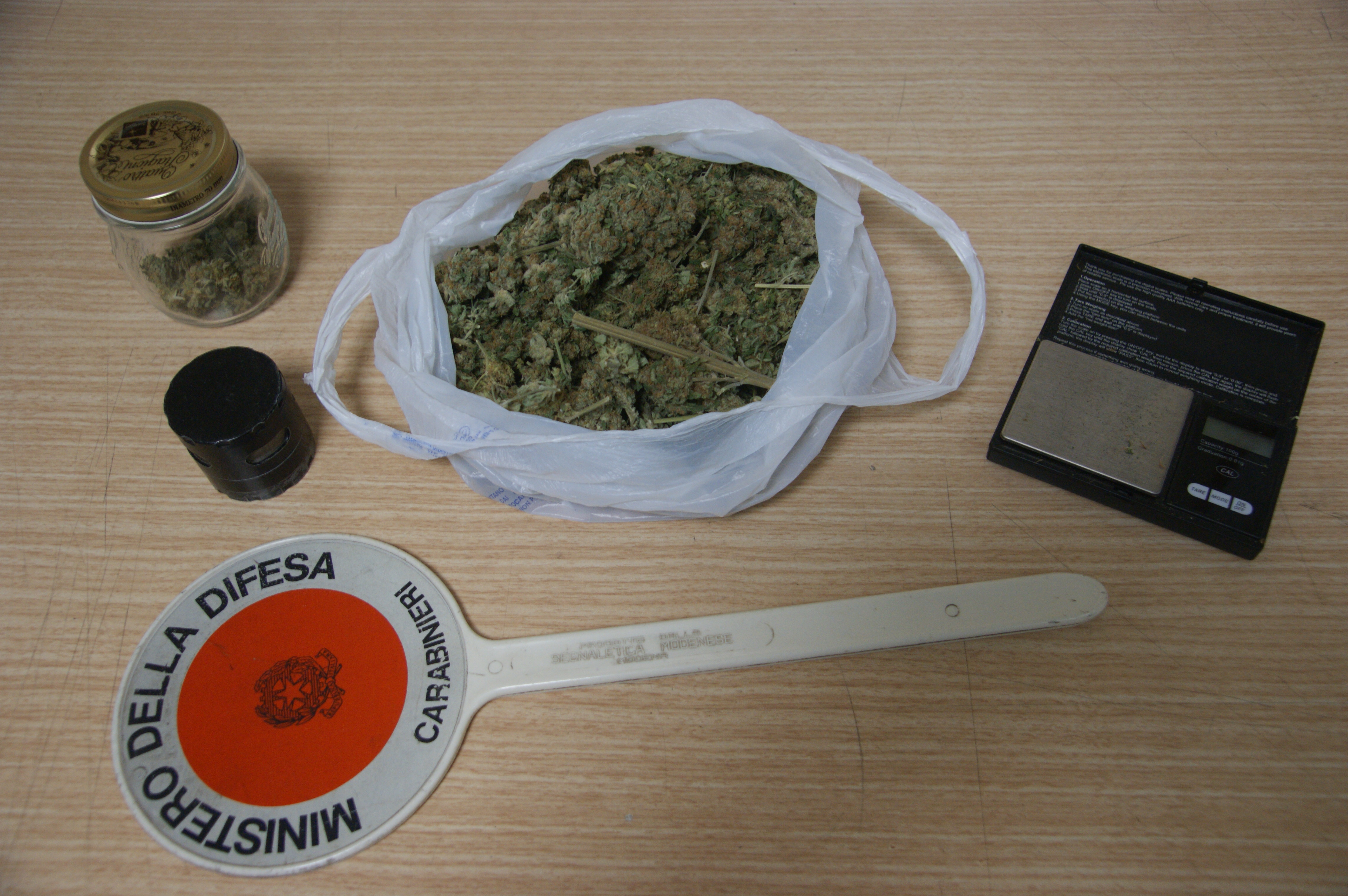 Scoperto dai carabinieri getta la droga dal balcone, 30enne finisce in manette