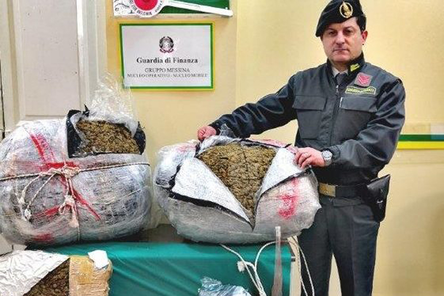 Trasportava 57 chili di erba, arrestato dai finanzieri