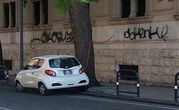 Macchinetta elettrica si rifornisce da ufficio pubblico… sportivamente in via Consolato del Mare