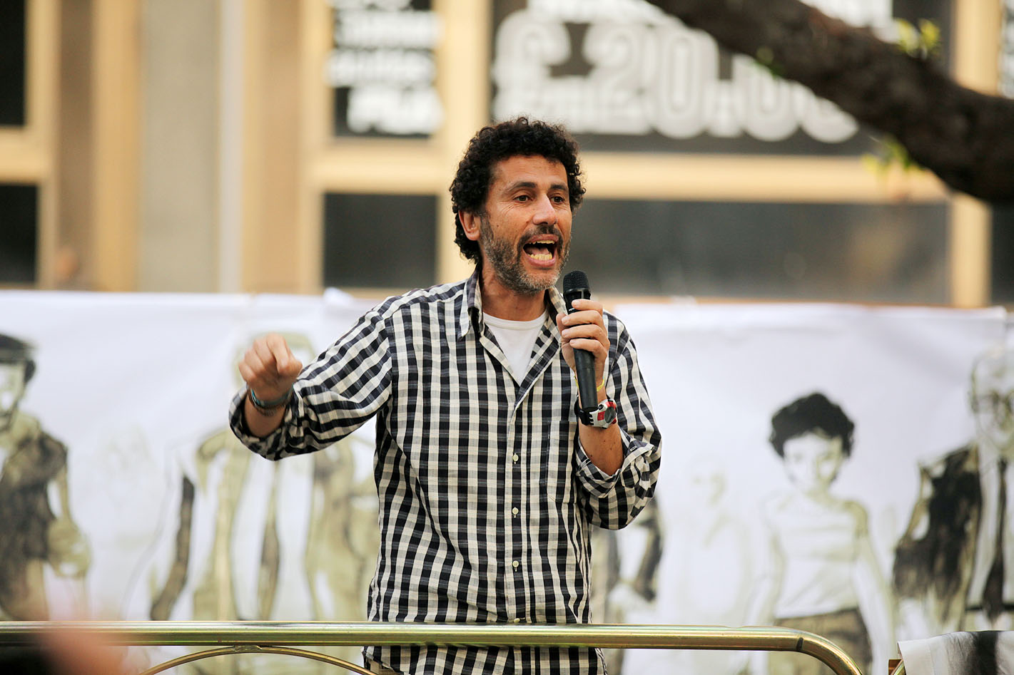 Procedimento disciplinare per Mazzeo. Aveva dissentito sulla presenza dei militari a scuola