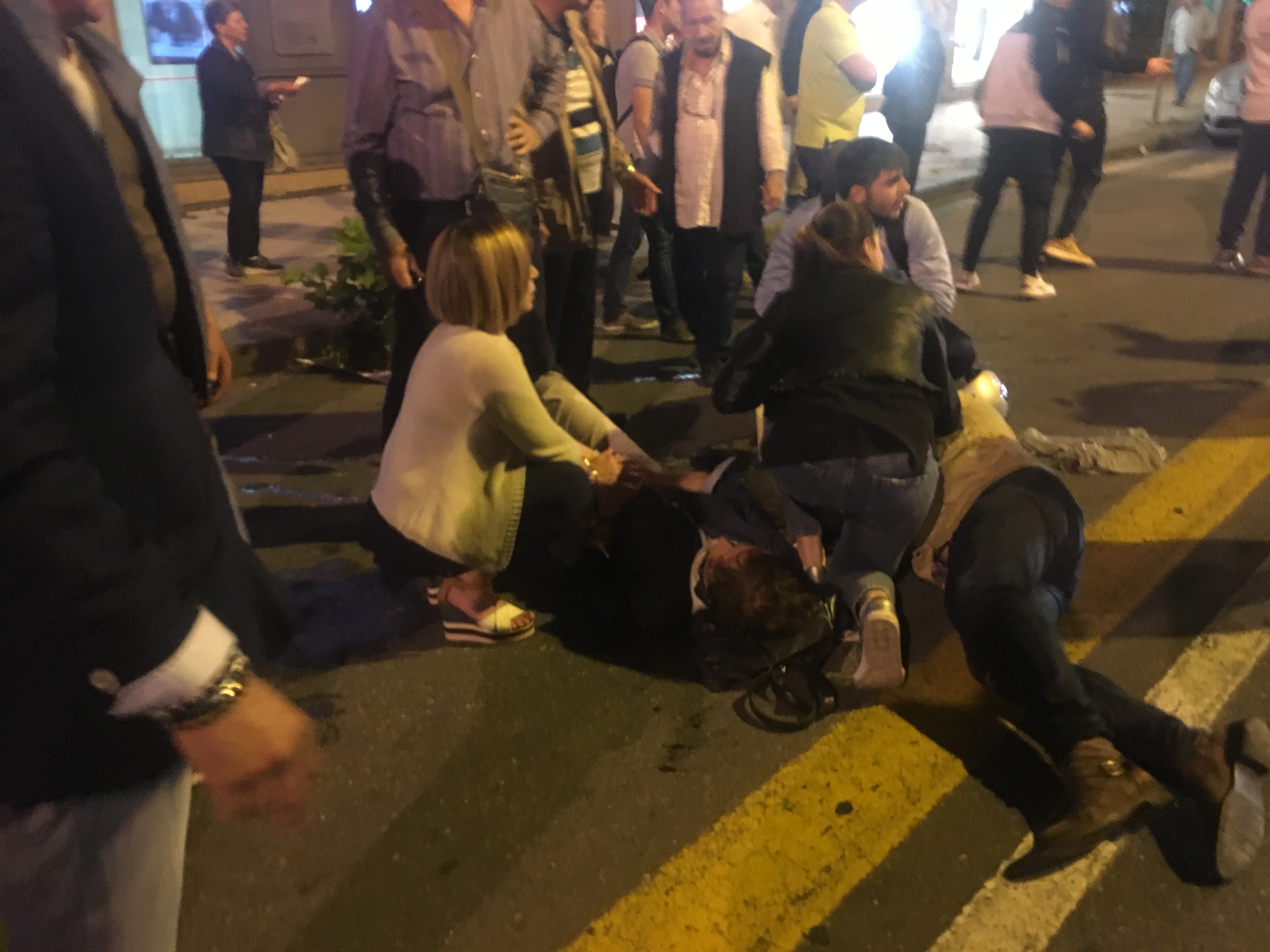 Grave incidente in via Garibaldi: scooterista travolge pedone