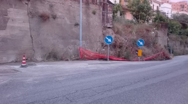 Crollato muro di cinta a Contrada Citola da oltre due anni. Comune e Demanio in causa, conducenti in pericolo