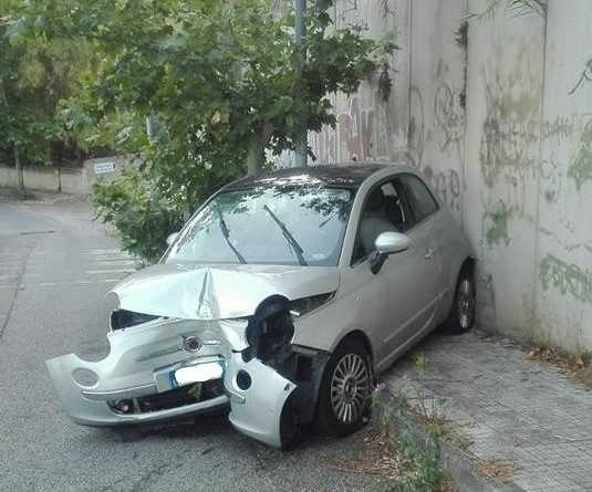 Malore al volante, donna finisce contro due alberi e un muro. Trasferita all’Irccs – Piemonte