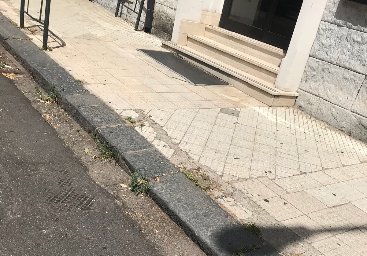 Largo Seggiola, pavimento-killer: anziano inciampa e si sfregia il volto