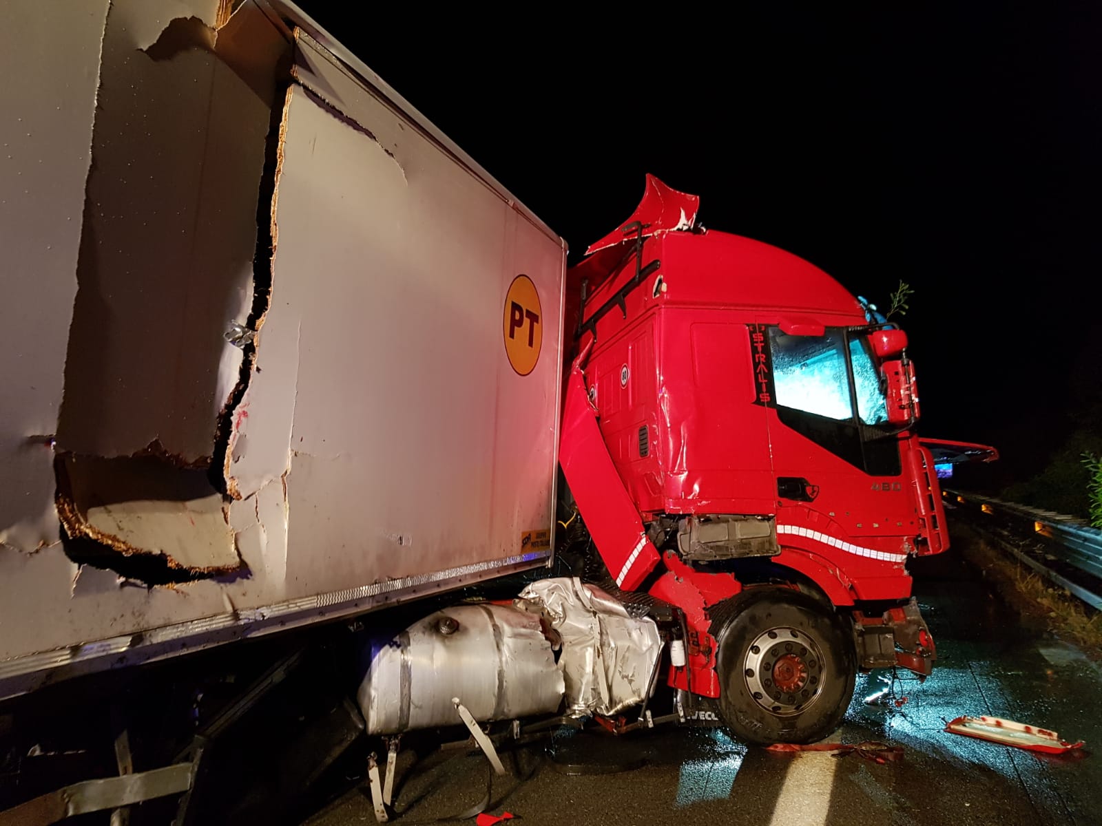 A-18, auto vola giù dal viadotto. C'è un ferito grave