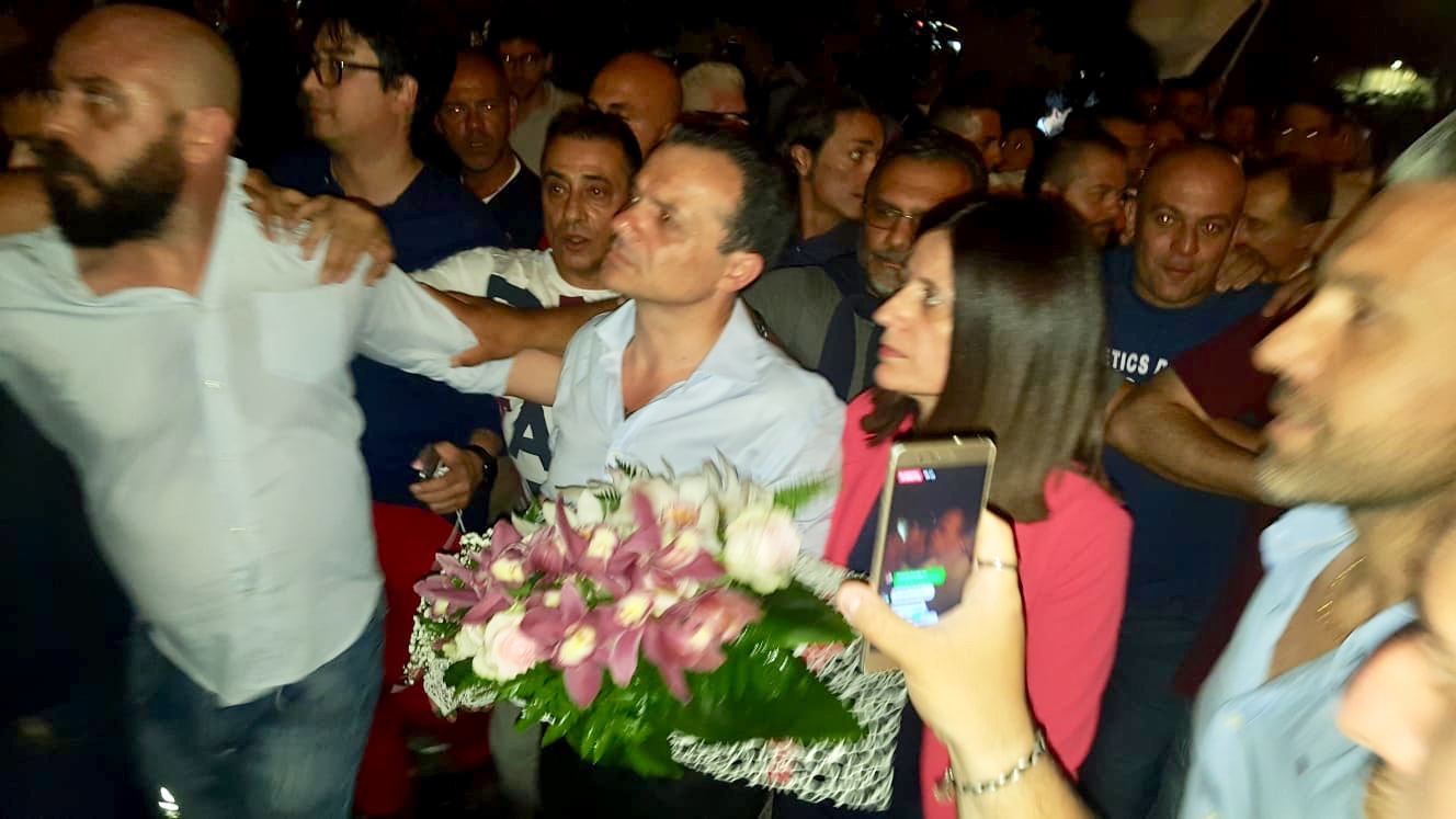 Corone di fiori per la Madonna e i Caduti: i primi gesti da sindaco di Cateno De Luca