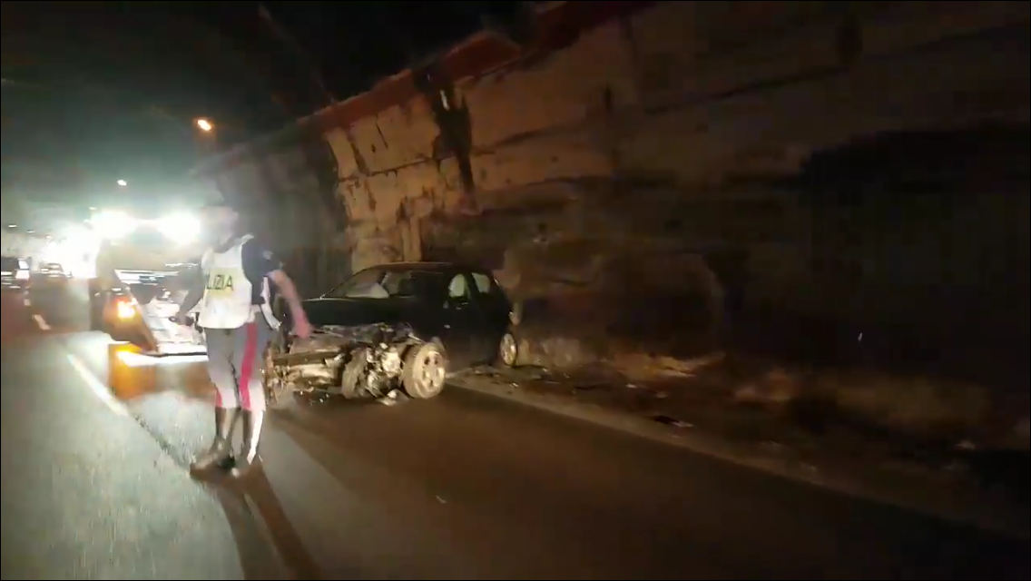 Tangenziale, auto si ribalta in galleria. C'è un ferito grave