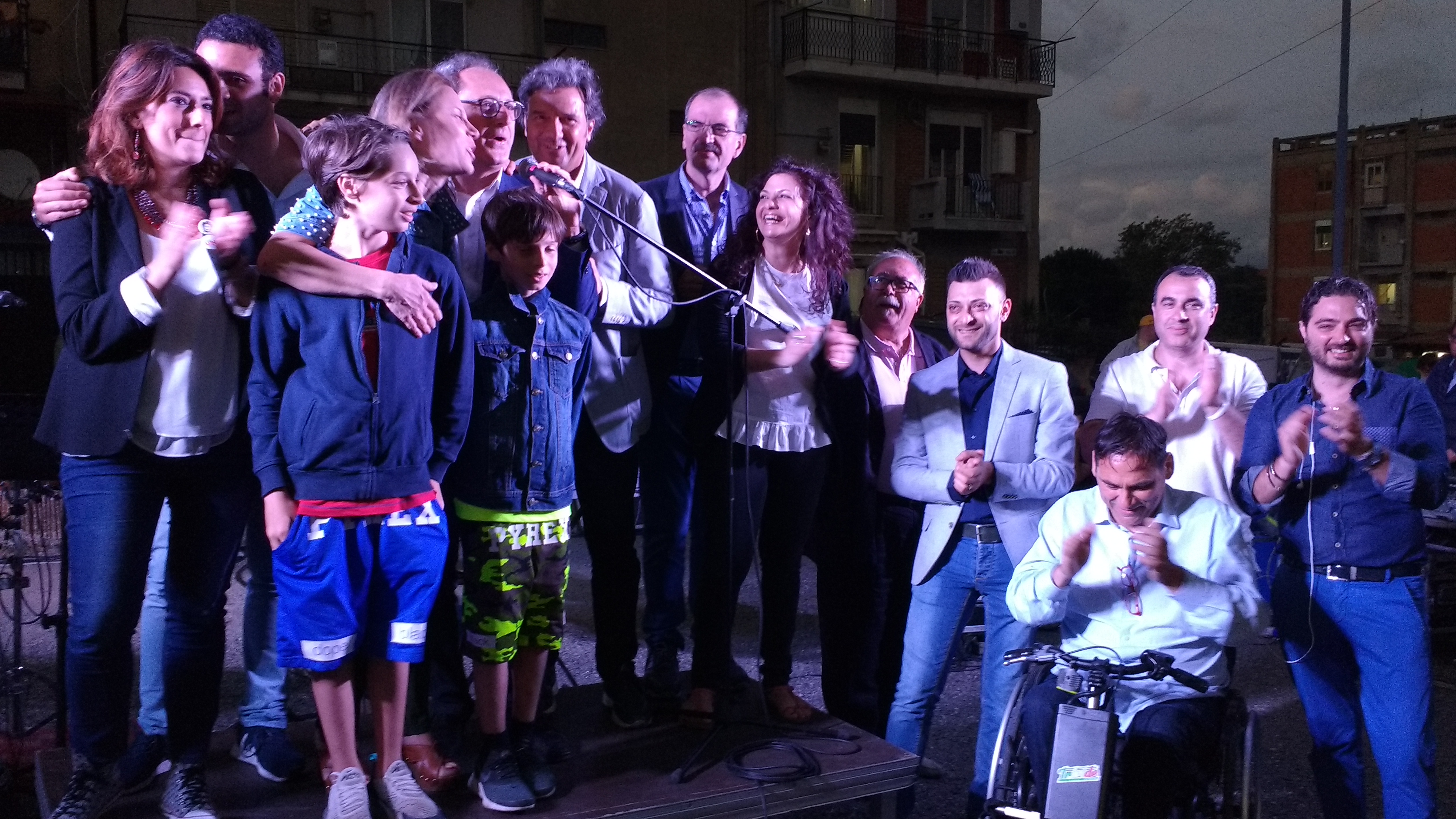 Si spegne campagna elettorale, Saitta saluta al Cep con Ninni Bruschetta: "Certi bimbi nei villaggi sognano di fare i carabinieri. Da nutrire istinto legalità"