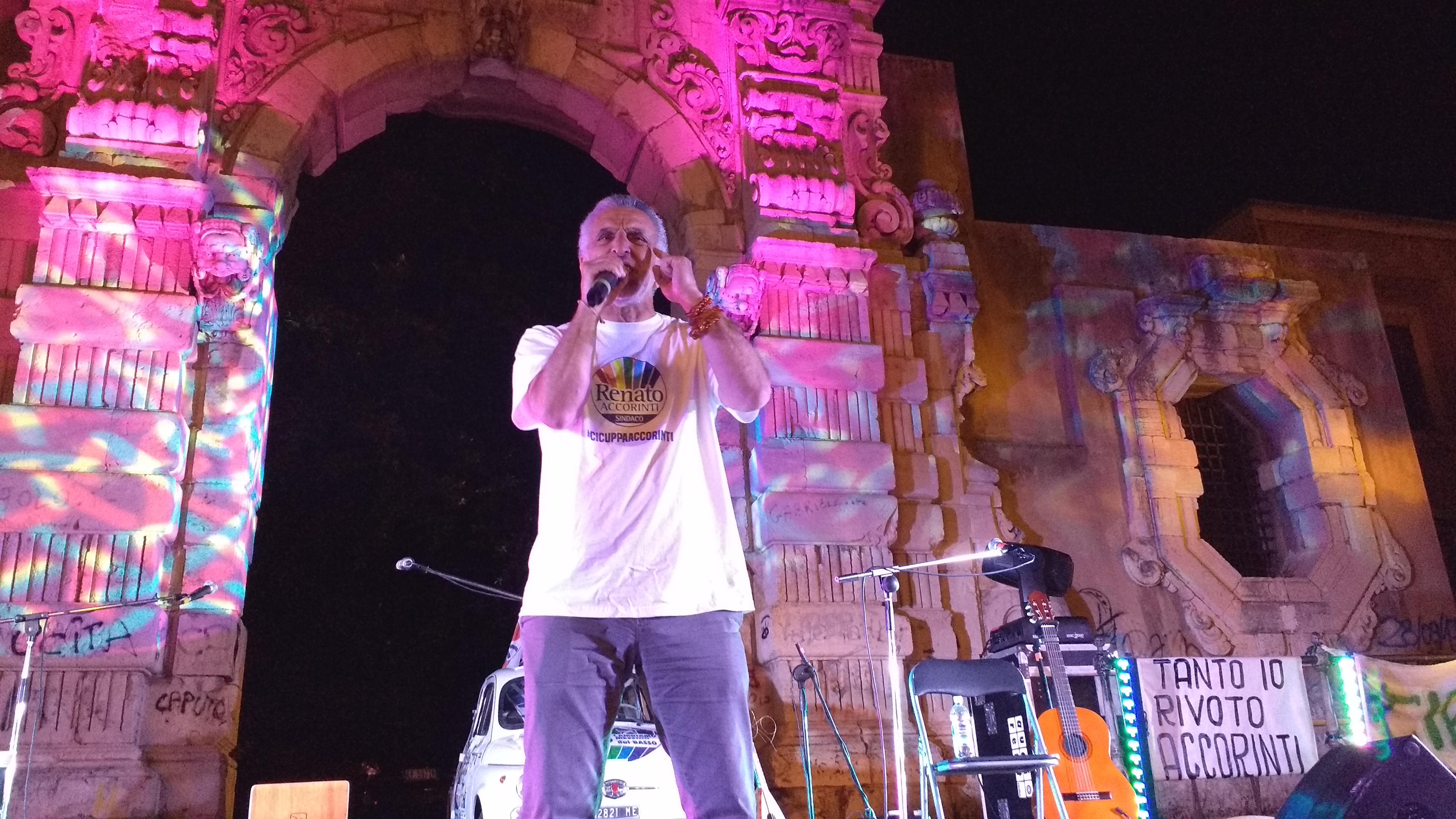 Accorinti a piazza Casa Pia: "Siamo più forti delle cattiverie. Nostra politica è umana. Migranti accoglieranno crocieristi"