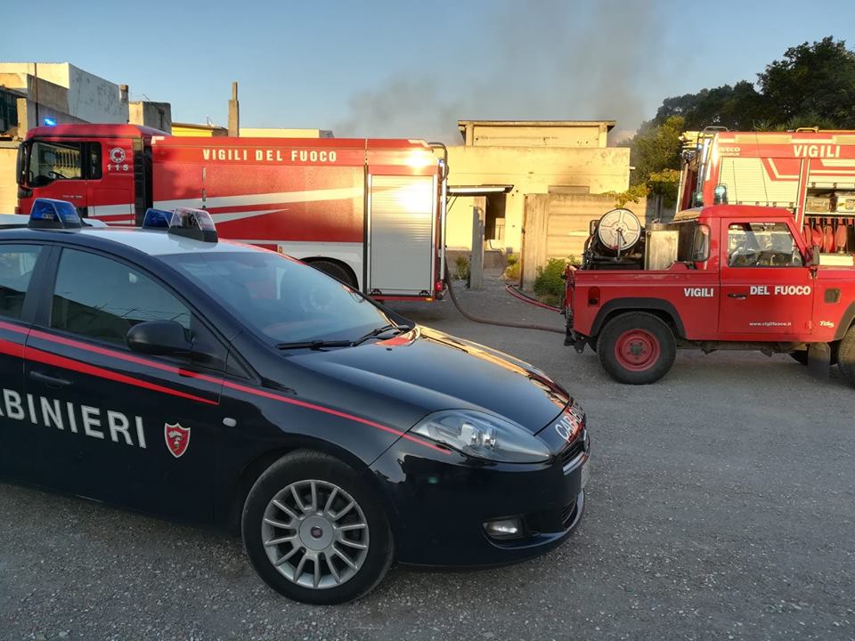 Barcellona: in fiamme gli ex uffici Ato, danneggiate anche due auto