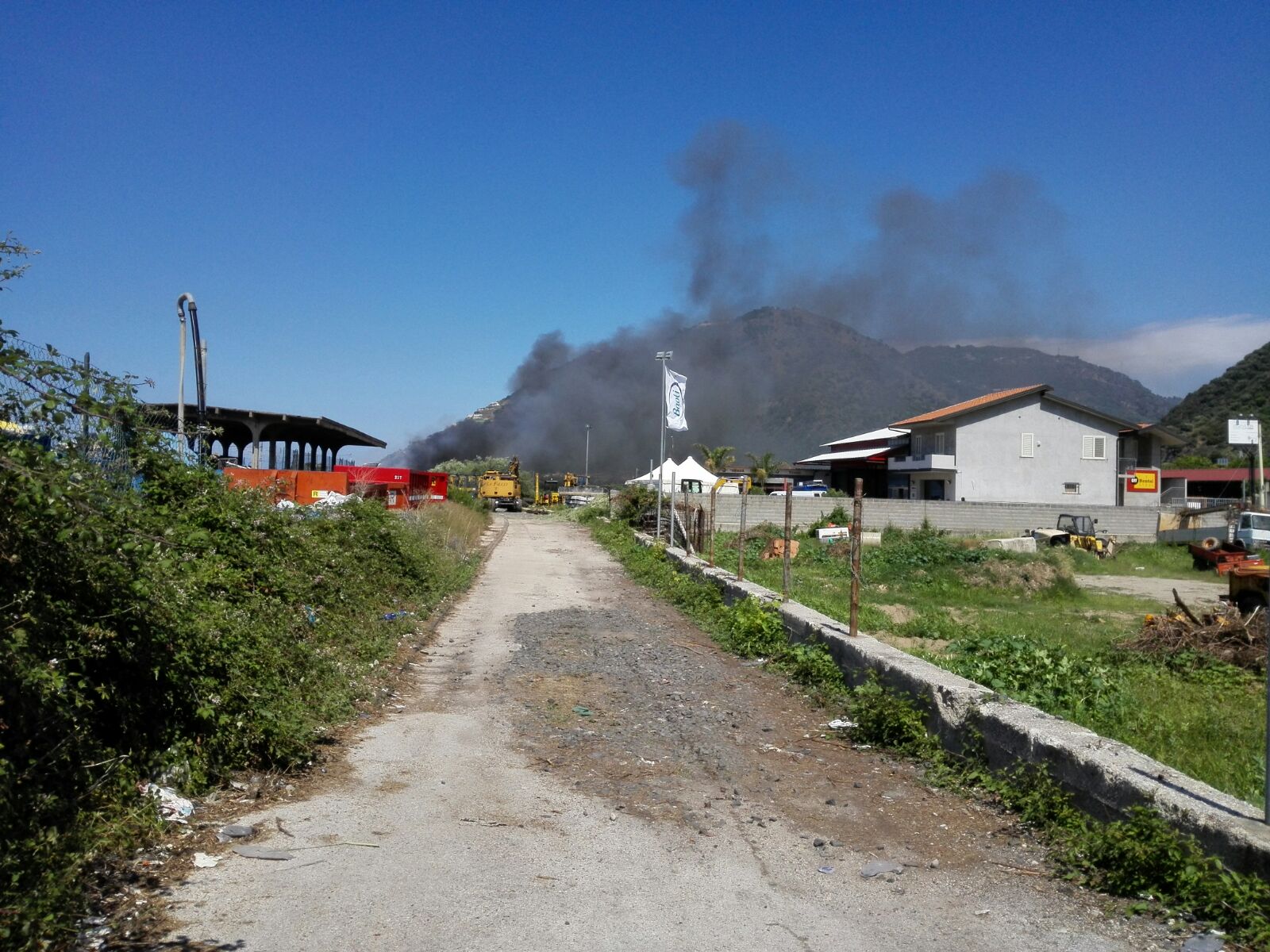 In fiamme la stazione ferroviaria di Brolo