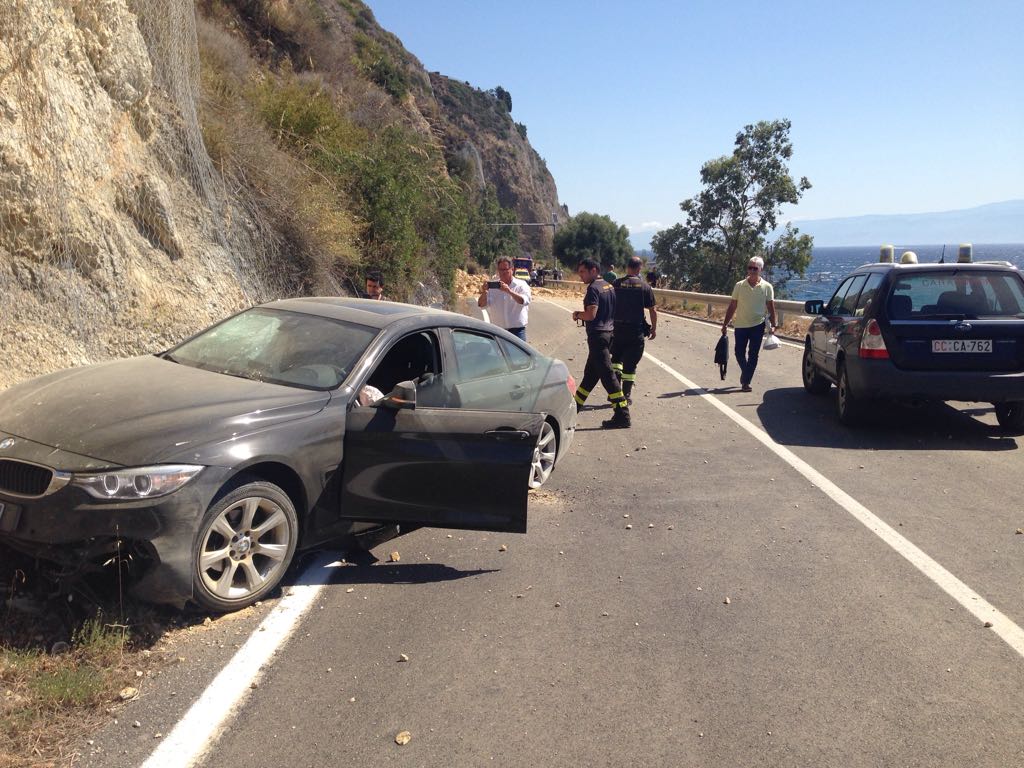 Frana costone ad Alì, automobilista miracolato