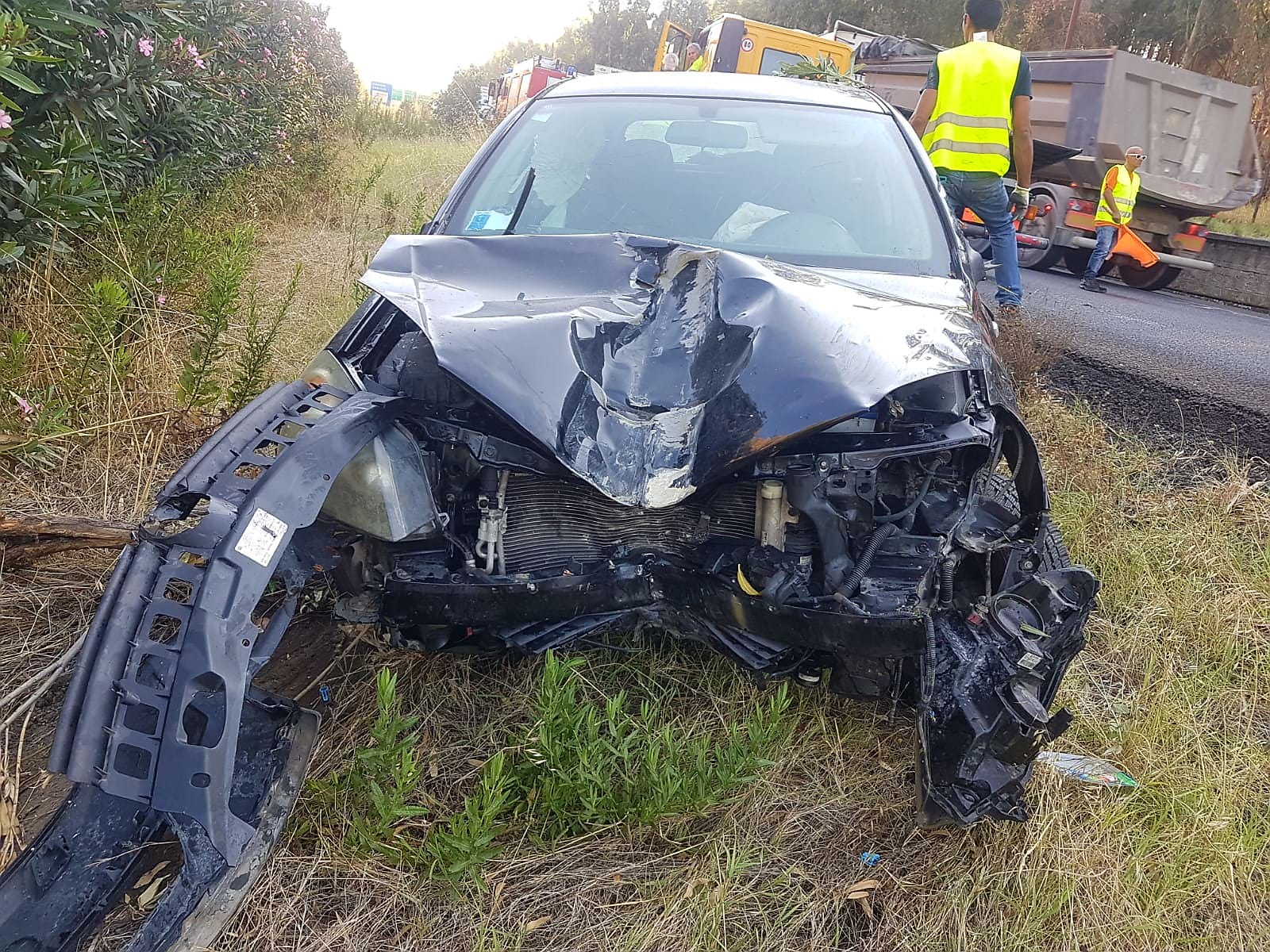 Viadotto Zafferia, vola con l'auto. Donna miracolata
