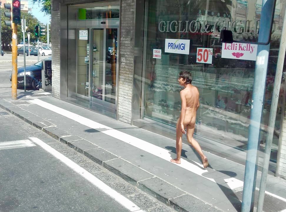 Il caldo fa brutti scherzi: a spasso completamente nudo