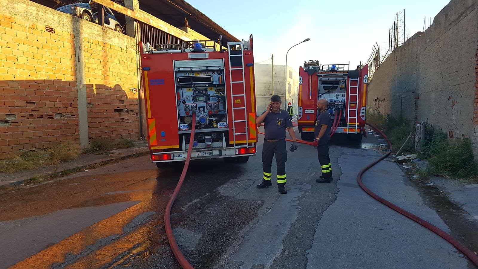Incendio a Maregrosso, bruciata catasta di spazzatura