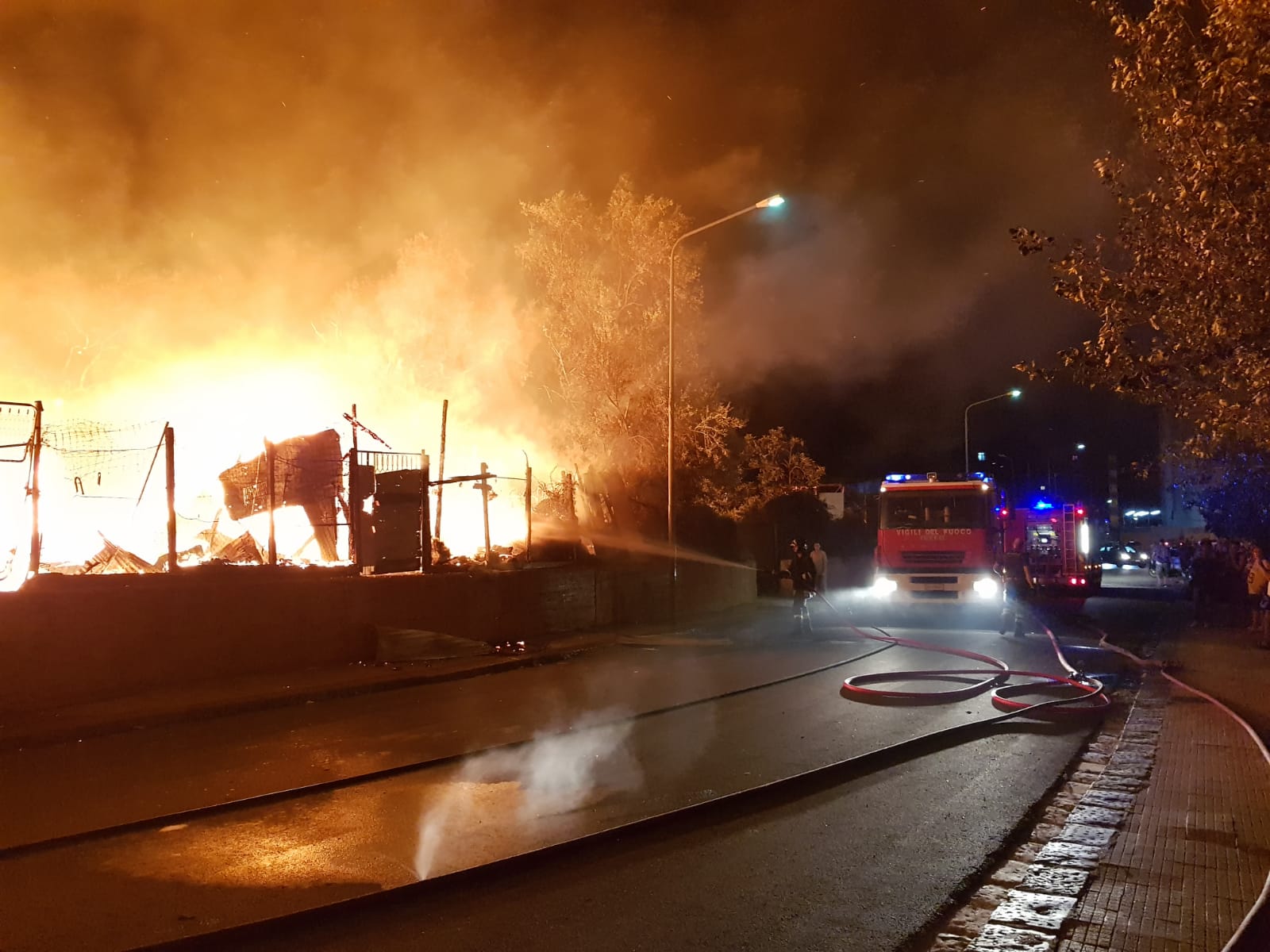 Inferno al Cep, brucia un deposito di cassette