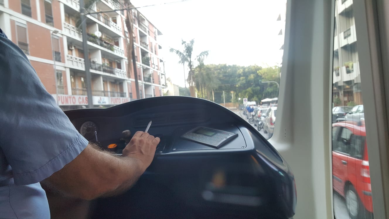 Il conducente del discusso Tram beccato mentre fuma una sigaretta