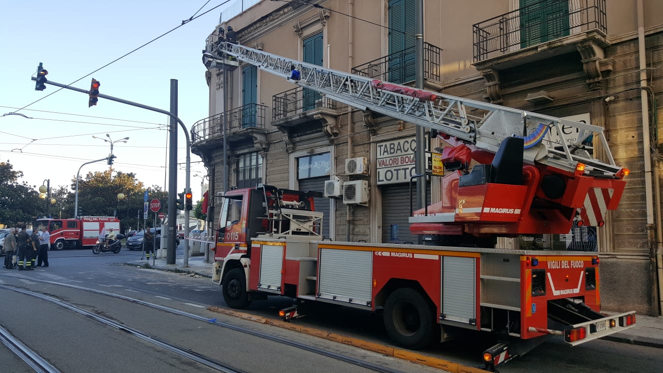 Crollo di calcinacci in via Primo Settembre, intervengo i pompieri