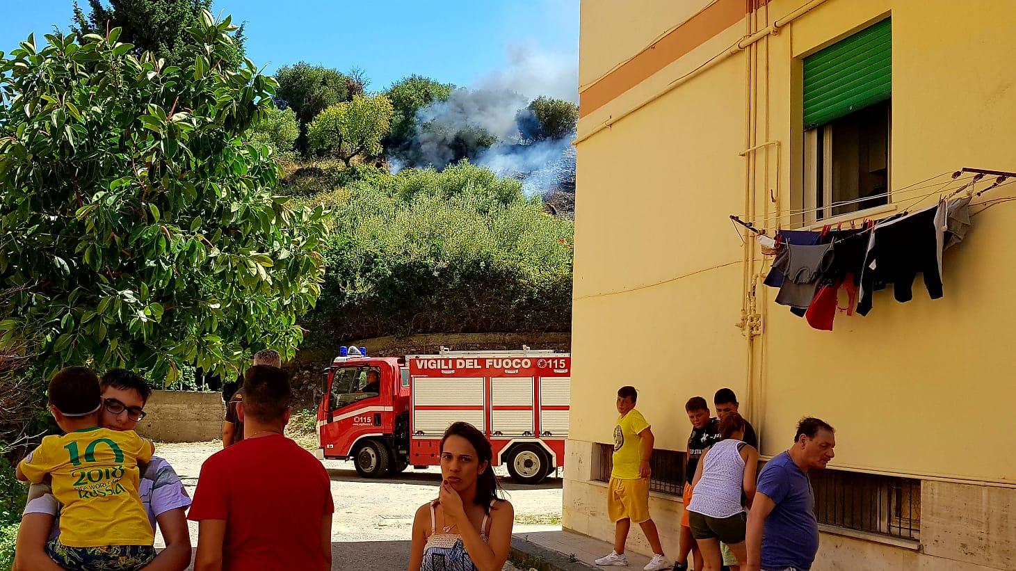 Panico a Minissale, incendio minaccia un condominio